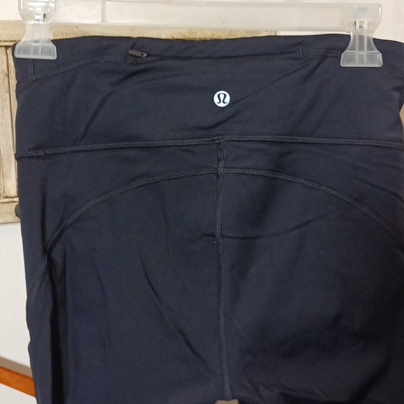 Lululemon 4oz (A68) Lululemon black yoga athletic cropped leggings - Picture 6 of 9